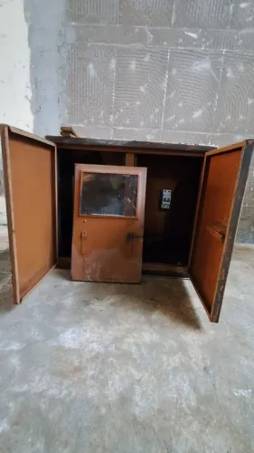 Caixa de luz antiga de ferro