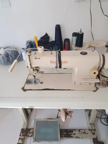 Kit Máquinas de Costura Industriais: Reta Sunstar + Overlock Nisew As 2 por R$ 3.000