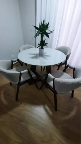 Mesa vidro/laca com 4 cadeiras/poltronas, praticamente NOVA