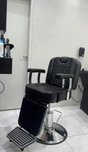 Cadeira de barbeiro Poltrona reclinável com encosto reclinável com base redonda, cor preta