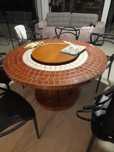 Vendo mesa de carretel revestida de pastilhas