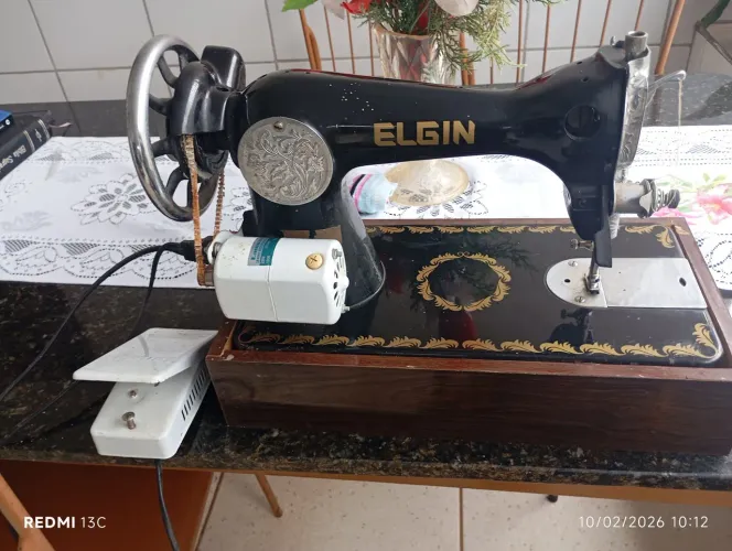 Máquina de costura Elgin