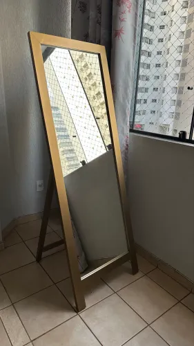 Espelho de Corpo Inteiro Dourado com Tripé | Artesanal, Impecável, Sem Distorção