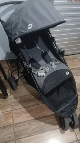 Carrinho de bebê seminovo
