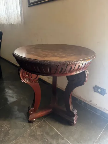 Mesa de apoio antiga toda de madeira trabalhada