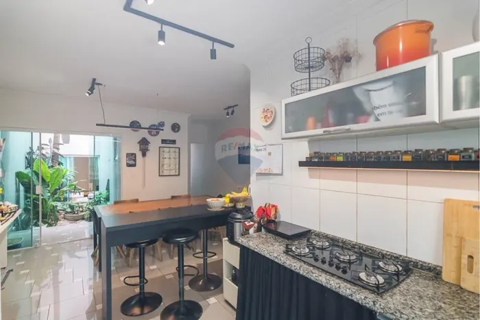 Espetacular Sobrado de 194m² com 3 Suítes, Jardim de Inverno e Área Gourmet 3 Vagas!