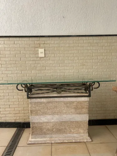 Aparador de mármore com tampão de vidro