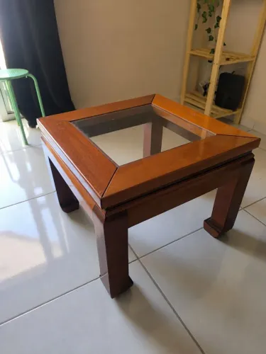 Mesa de centro de madeira maciça com tampo de vidro