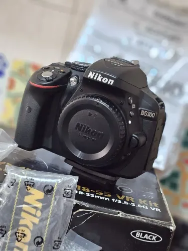 Câmera fotográfica Nikon D5300 poucos clicks