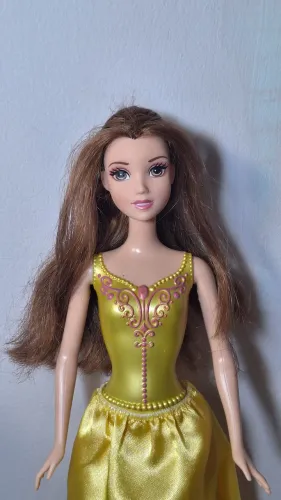 Boneca disney princesa Bela (Bela e a Fera)