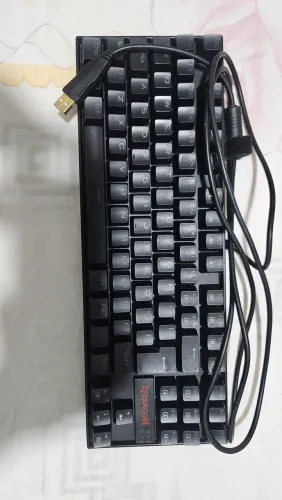 Teclado redragon kumara RGB cabeado | acompanha utensílios 