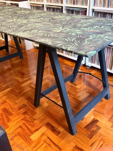 Mesa de madeira com 2 cavaletes pretos em Madeira 2,15x80