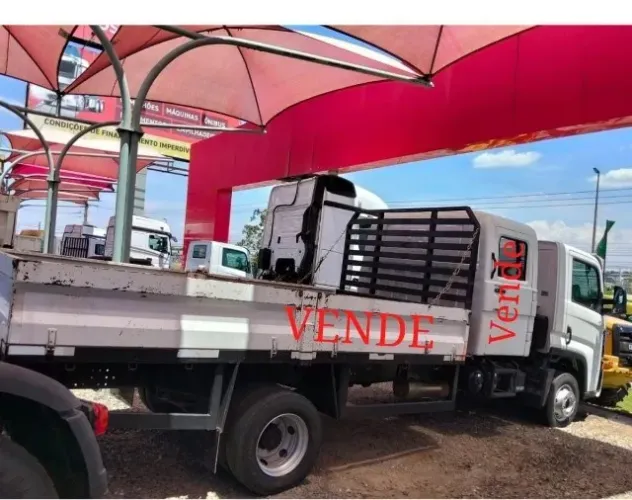 Vendo carroceria de ferro e casinha auxiliar