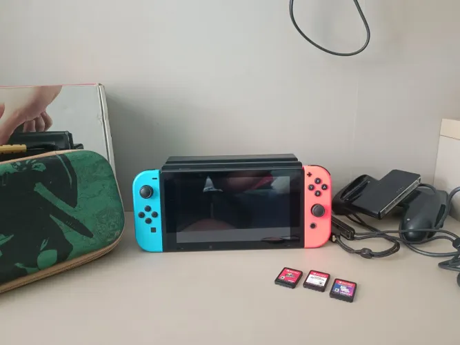 Nintendo Switch 32GB + 128GB SD + 3 jogos físicos.