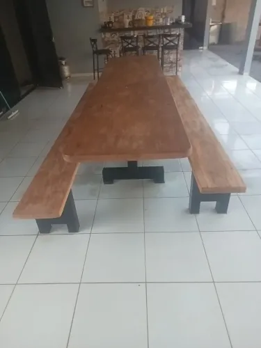Mesa de madeira com pés de ferro