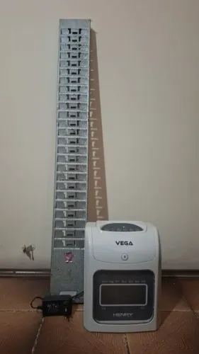 Relógio de bater ponto automático com suporte para cartões Marca Vega modelo Henry