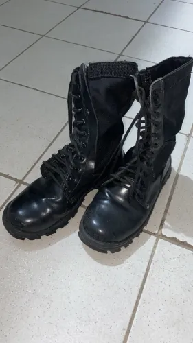 Coturno preto com zíper 