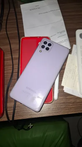 Telefone, caixa de som e outros 
