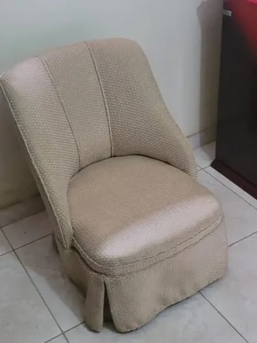 Poltrona Baixa com Saia para Sala/Quarto