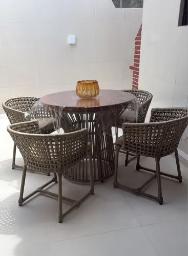Mesa na cor bege e também  disponível em cores 