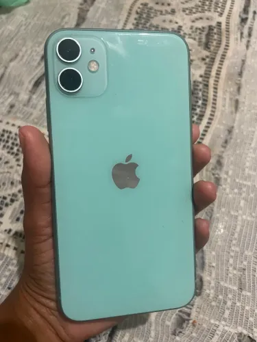 Vendo iPhone 11 em bom estado a vida da bateria 93% quem estiver interessado *74