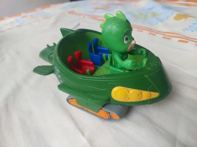 Lagartixomóvel com o boneco do Lagartixo (Gekko & Gekko-Mobile)