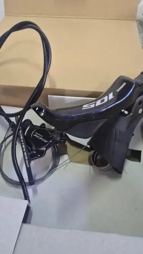 Vendo alavanca de câmbio STI Shimano 105 - ST R7120 lado esquerdo, com pinça de freio.
