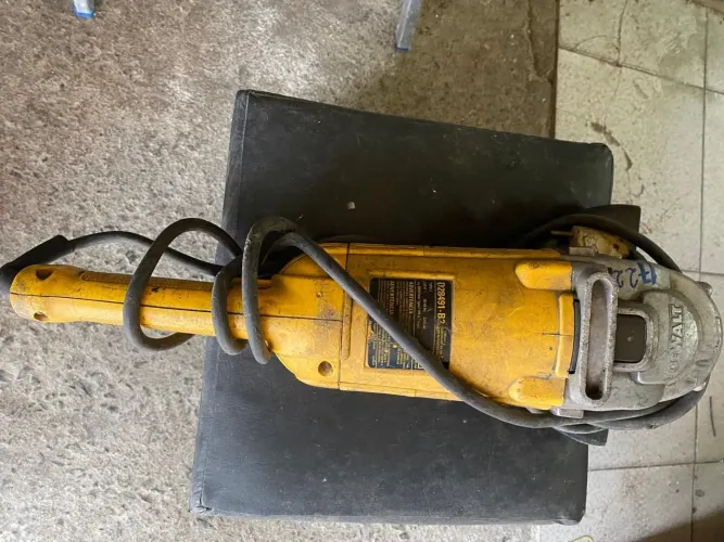 Esmerilhadeira Angular DeWalt 7" 2200W 220V (Modelo D28491) - Forte e Revisada