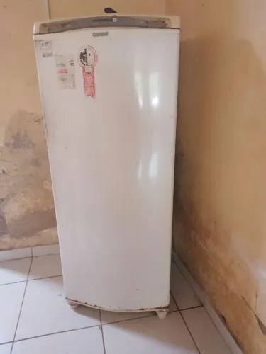 Vende-se uma geladeira