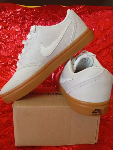 Tênis Nike SB Chron 2 Canvas branco com solado de borracha natural. Número 35/36. Usado.