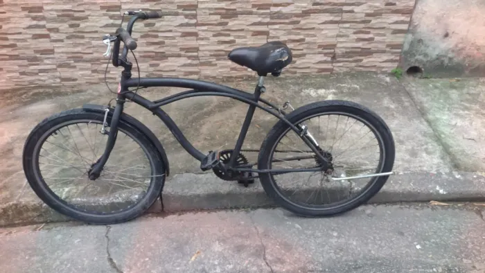 Bicicleta preta,cubo de frente e da traseiro de alumínio e folhas aéreas,e quadro de alum