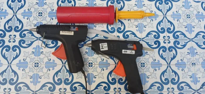 Vendo kit festa, 2 pistolas de cola quente e uma bomba de encher bolas.