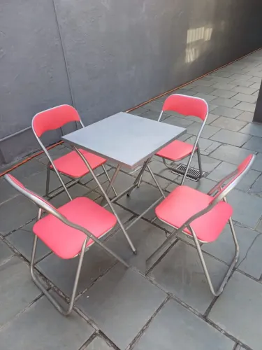 Conjunto de mesa com quatro cadeiras de metal