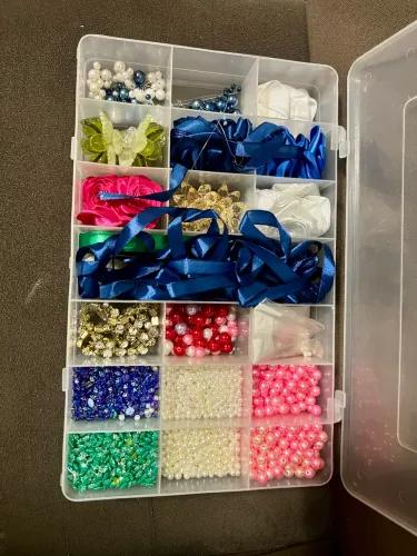 Miçangas, Pérolas, fitas, flor 
