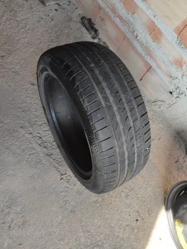 Pneu Pirelli 225/50/17 + de 80% de borracha