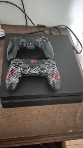 PlayStation 4 Slim + 2 Controles + 7 Jogos Físicos