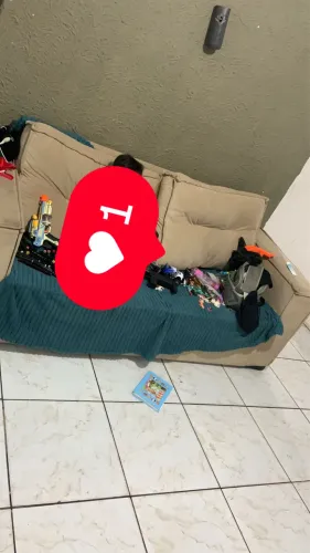 Vendo sofá almofada todas em bom estado algumas marcas furada precisa lavar