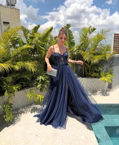 Vestido longo de festa lola cruz azul-marinho com renda e tule