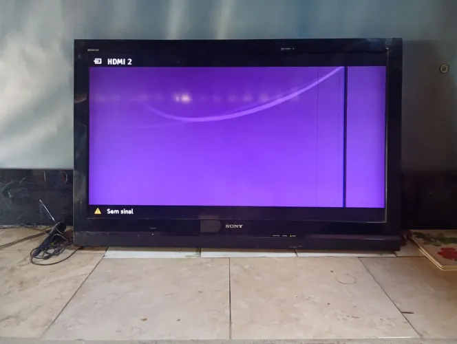 Tv grande 50 polegadas detalhe na tela linha lado direito sem audio 