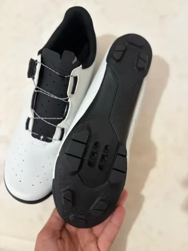 Sapatilha specialized recon 1.0 Zero sem uso Na caixa ?  