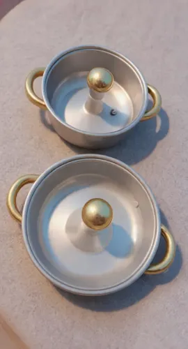 PANELA GRANDE E PANELA PEQUENA ANTIADERENTEAÇO INOXIDÁVEL PRATA COM ALÇAS OURO TAMPA VIDRO