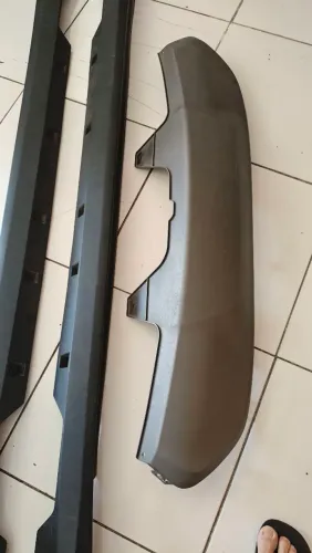 Vendo moldura Direita e Esquerda mais moldura do parachoque traseiro da Tracker