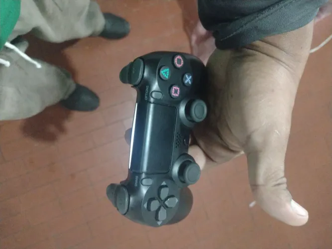Tenho um controle de ps4 ,troco por gta5 do Xbox one 