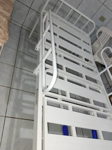 Vendo Cama Hospitalar articulada Delamed, com manivelas.