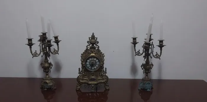 Garniture antigo em bronze francês com 2 candelabros