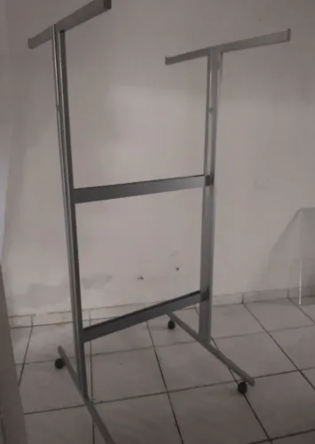 Vendo arara no metalon galvanizado.
