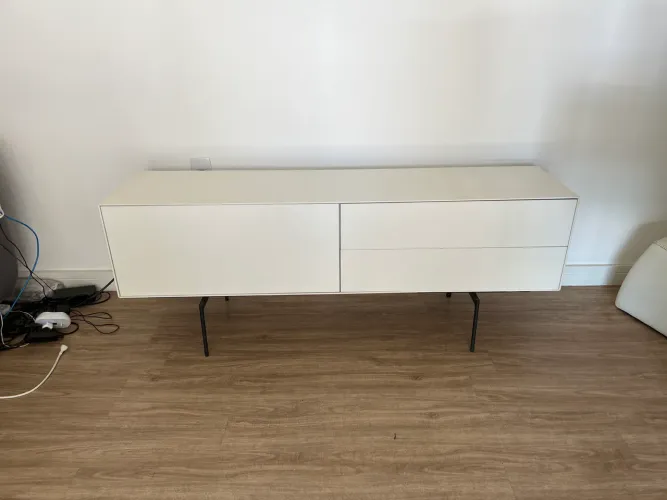 Centro de TV Treku Lauki ? marca espanhola ? madeira, não MDF