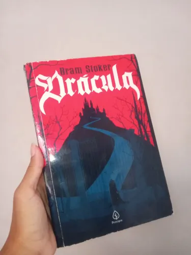 Livro: Drácula de Bram Stoker. 