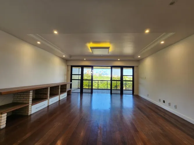 Exuberância, espaço e privacidade: 4 suítes 240m² de luxo absoluto no Park Palace, Barra