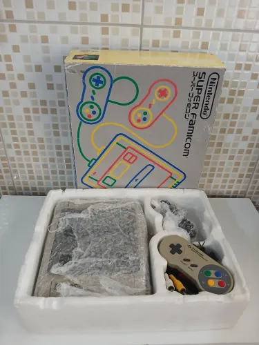 SUPER FAMICOM NA CAIXA. 